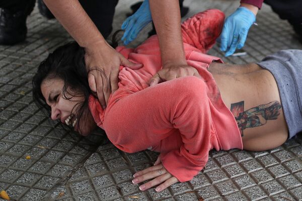 職員の感染を受け、暴動が発生した刑務所の外で警官に拘束された受刑者の親族（アルゼンチン、ブエノスアイレス） - Sputnik 日本