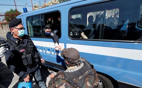 刑務所内の衛生状態の改善を訴えたデモで、警察に拘束された女性の手に触れる男性（イタリア、ローマ） - Sputnik 日本