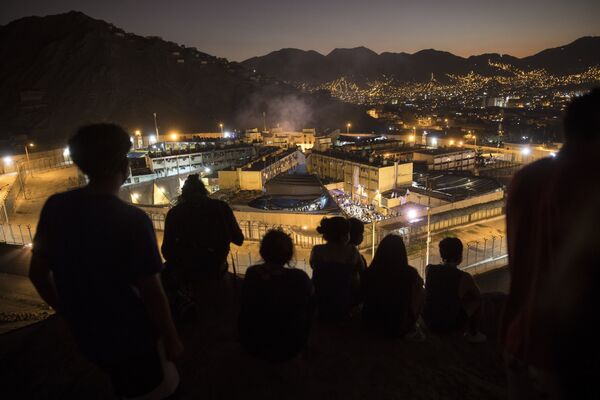 暴動が起きた刑務所を見下ろす受刑者の親族たち（ペルー、リマ） - Sputnik 日本