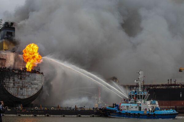 ベラワン港に停泊中のタンカーの消火活動（インドネシア、ベラワン） - Sputnik 日本