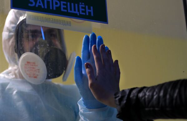 窓越しに手を合わせる医療スタッフ（ロシア、トヴェリ州） - Sputnik 日本