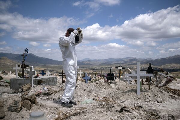 新型コロナウイルスによる死者の遺体の埋葬準備をする作業員（メキシコ、バハ・カリフォルニア州 ） - Sputnik 日本