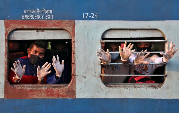 約7週間封鎖されていた都市から到着し、窓から手を振る乗客（インド、コルカタ） - Sputnik 日本