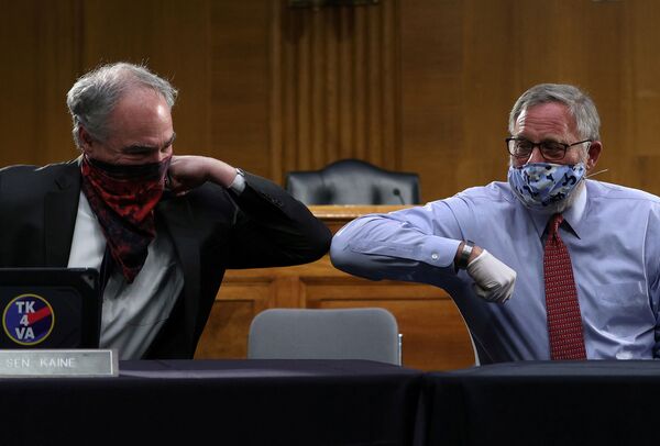 上院保健・教育・労働・年金委員会で、握手のかわりに肘で挨拶するティム・ケイン民主党上院議員（左）と共和党のリチャード・バー上院議員（右）（米国、ワシントン） - Sputnik 日本