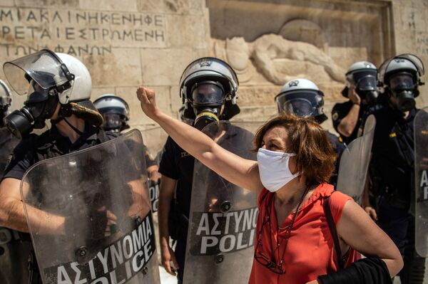 教育改革に反対するデモで、警察の前でスローガンを叫ぶ女性（ギリシャ、アテネ - Sputnik 日本