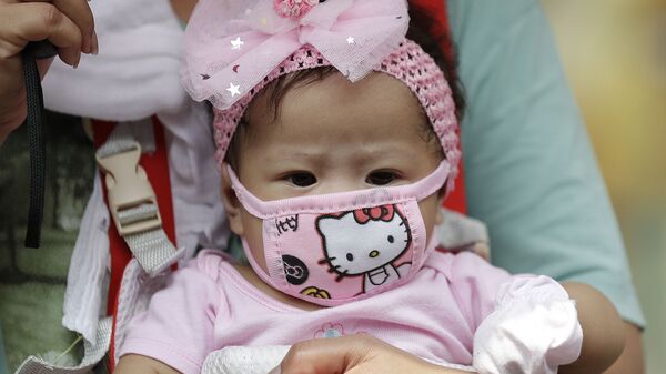 Малышка в защитной маске Hello Kitty в Маниле, Филиппины - Sputnik 日本