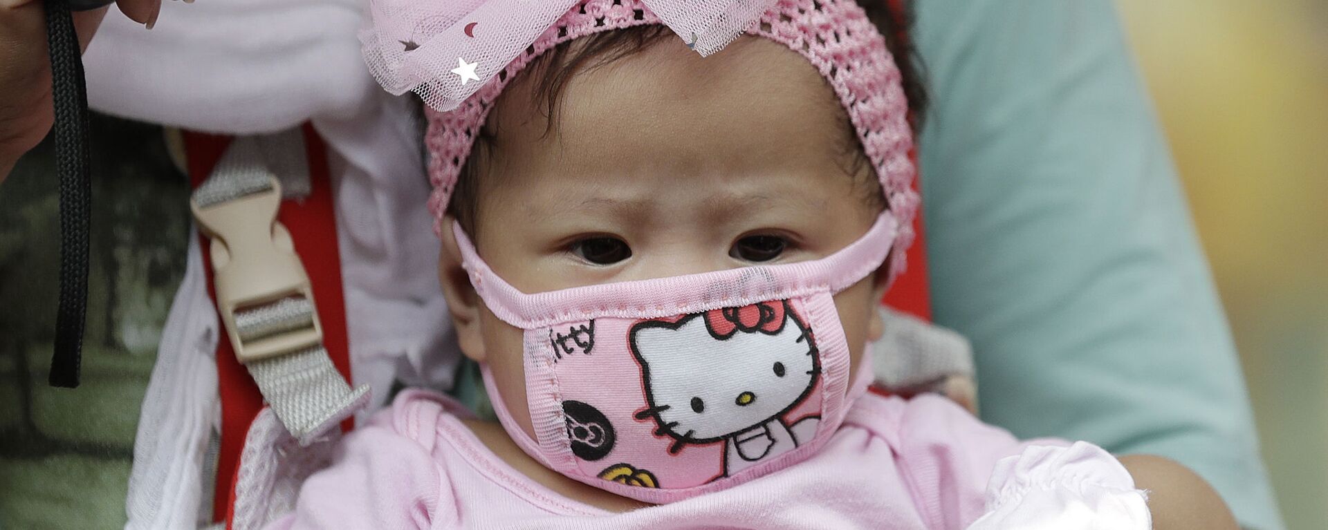 Малышка в защитной маске Hello Kitty в Маниле, Филиппины - Sputnik 日本, 1920, 02.01.2022