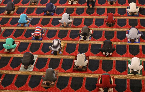 空席を作り、モスクでの金曜礼拝に参加するイスラム教徒
（レバノン、ベイルート） - Sputnik 日本