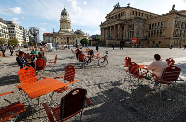 ゲンダルメンマルクト広場のカフェでくつろぐ市民
（ドイツ、ベルリン） - Sputnik 日本