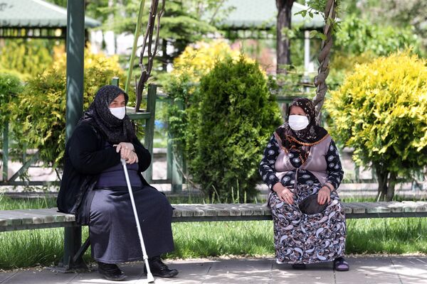 公園でマスクを着用し、距離をあけて座る女性
（トルコ、アンカラ） - Sputnik 日本