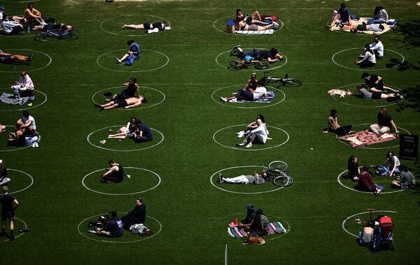 ソーシャルディスタンスを守るため、芝生に輪が書かれたドミノ・パーク
（米ニューヨーク、ブルックリン） - Sputnik 日本