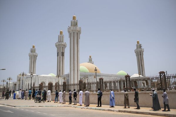 金曜礼拝のためモスクへ並ぶイスラム教徒
（セネガル、首都ダカール） - Sputnik 日本