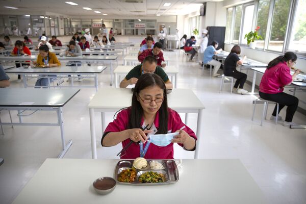食堂で昼食をとる従業員たち 
（中国、北京） - Sputnik 日本
