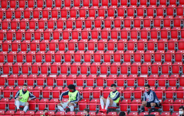 ウニオン・ベルリン対バイエルンの試合にて　マスクを着用し、距離をあけて座る選手たち
（ドイツ、ベルリン） - Sputnik 日本