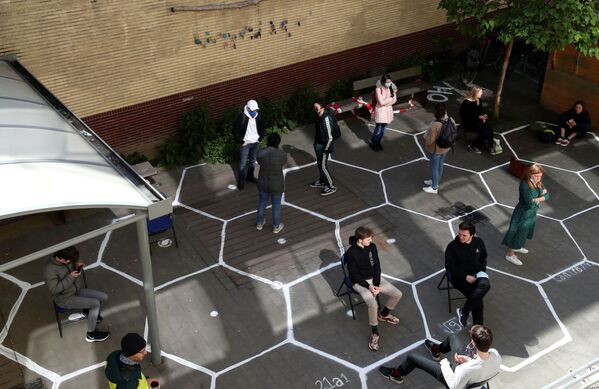 授業が再開した小学校の床に描かれたソーシャルディスタンスを示す六角形
（ベルギー、ブリュッセル） - Sputnik 日本