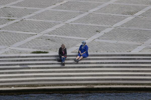 マスクを着用してセーヌ川のほとりに座る女性
（フランス、パリ） - Sputnik 日本