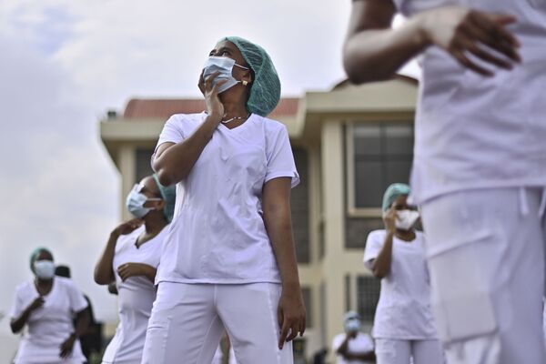 病院の敷地内でダンスを踊る看護師（ケニア・ナイロビ） - Sputnik 日本