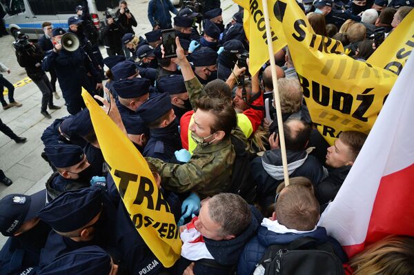 検疫措置に抗議するデモで衝突する警察とデモ参加者（ポーランド、ワルシャワ） - Sputnik 日本
