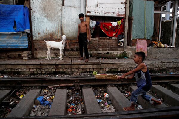 ロックダウン中、廃線になった線路の上でクリケットをする子どもたち（インド、ムンバイ） - Sputnik 日本