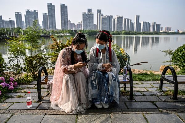 公園のベンチに座る、漢服を着た女性（中国、湖北省武漢市） - Sputnik 日本