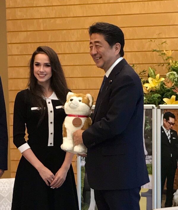 2019年、首相官邸にて　日本の安倍首相を表敬訪問するザギトワ選手　 - Sputnik 日本