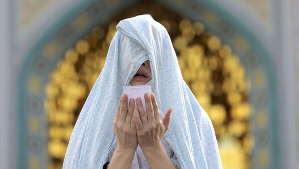 5月24日、ラマダン終了を祝う祭り「イド・アル＝フィトル」で、祈りをささげるイスラム教徒（イラン、テヘラン） - Sputnik 日本