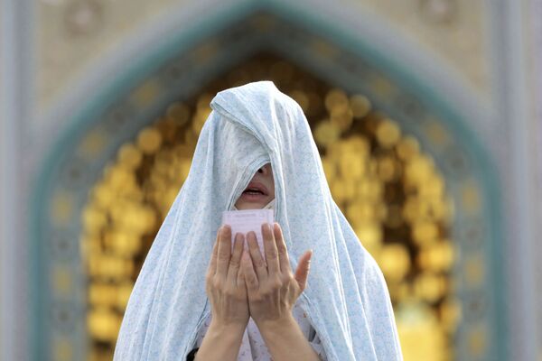 「イド・アル＝フィトル」で、祈りをささげるイスラム教徒（イラン、テヘラン） - Sputnik 日本
