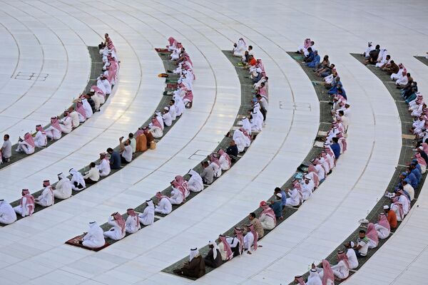 カーバ神殿の前で「イド・アル＝フィトル」の礼拝をするイスラム教徒 （サウジアラビア、メッカ） - Sputnik 日本
