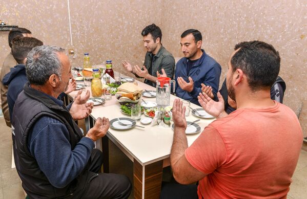 「ウラザバイラム」を祝して、食事前に祈りをささげるイスラム教徒（アゼルバイジャン、バクー） - Sputnik 日本