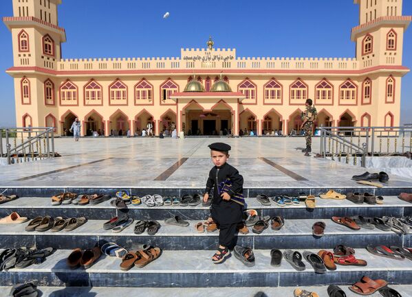 「イド・アル＝フィトル」の礼拝が行われているモスクの外を歩く少年（アフガニスタン、ラグマーン州） - Sputnik 日本