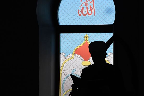 「ウラザバイラム」を祝い、モスクでコーランを読むムフティー（指導者）（ロシア、チタ） - Sputnik 日本