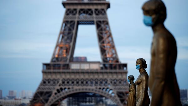 Золотые статуи в масках возле Эйфелевой башни в Париже, Франция - Sputnik 日本