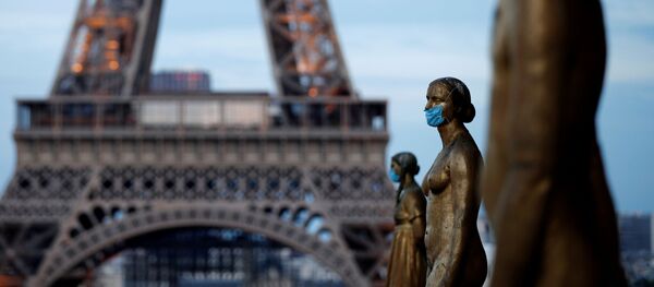Золотые статуи в масках возле Эйфелевой башни в Париже, Франция Золотые статуи в масках возле Эйфелевой башни в Париже, Франция - Sputnik 日本