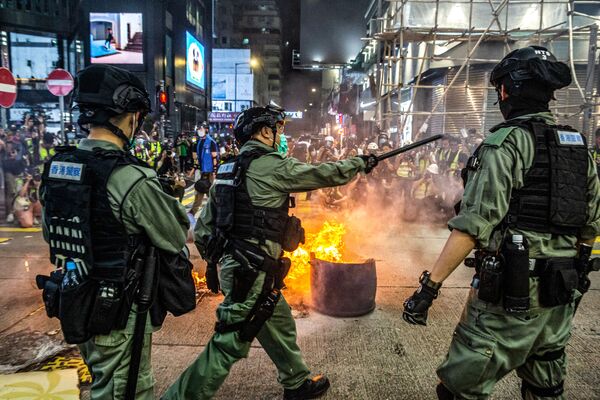 香港での「国家安全法」の反対デモで警備にあたる警察 - Sputnik 日本