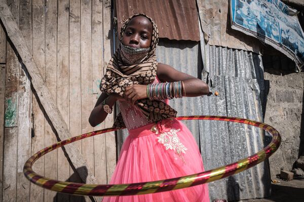 ラマダン（断食月）が終わり、「イド・アル＝フィトル」をのお祝いでもらったフラフープで遊ぶ少女（ケニア、ナイロビ） - Sputnik 日本