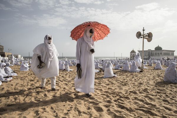 ラマダン（断食月）が終わり、モスク前のビーチに集まったイスラム教徒（セネガル、ダカール） - Sputnik 日本