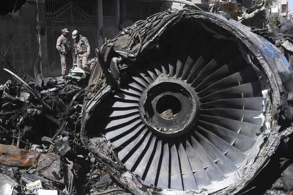 住宅地に墜落した旅客機のエンジン(パキスタン、カラチ) 住宅地に墜落した旅客機のエンジン(パキスタン、カラチ) - Sputnik 日本