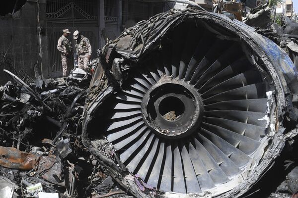 住宅地に墜落した旅客機のエンジン（パキスタン、カラチ） - Sputnik 日本
