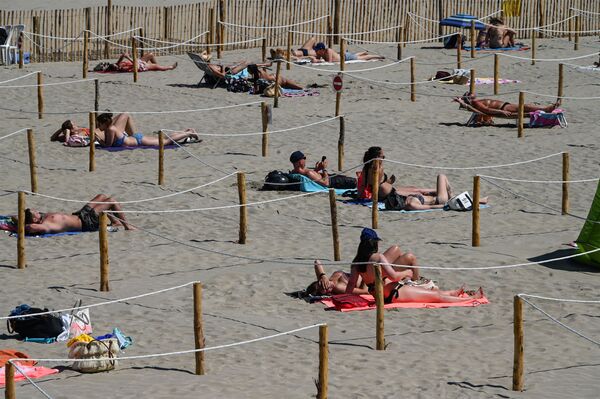 ビーチでソーシャルディスタンスを守りながら日光浴をする市民（フランス、ラ・グランド＝モット） - Sputnik 日本