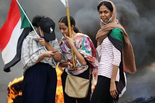 治安部隊との衝突で、100人以上が死亡した民主化運動から一周年を記念するデモに参加する女性たち（スーダン、首都ハルツーム） - Sputnik 日本