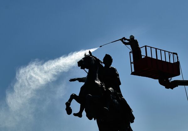 青銅の騎士像（ピョートル大帝の騎馬像）の洗浄作業を行う市職員（ロシア、サンクトペテルブルク） - Sputnik 日本