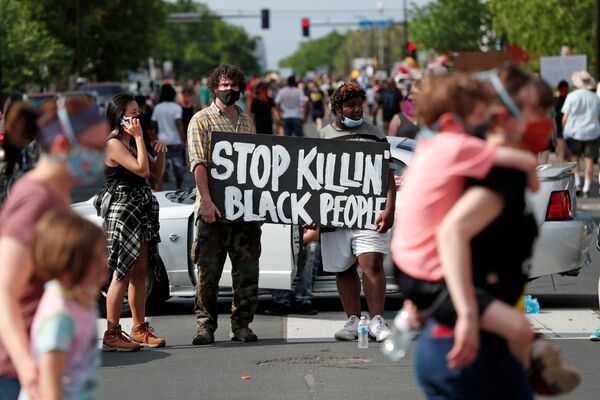 黒人男性のジョージ・フロイドさんが警官に暴行を受け死亡した事件を受け、抗議デモを起こす市民（米国、ミネソタ州ミネアポリス） - Sputnik 日本