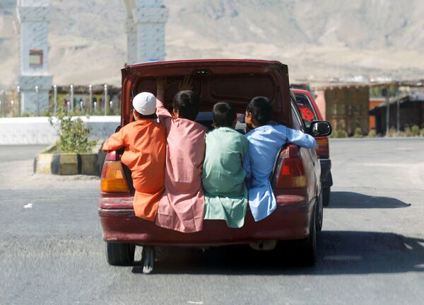 車のトランクに乗って移動する子どもたち（アフガニスタン） - Sputnik 日本