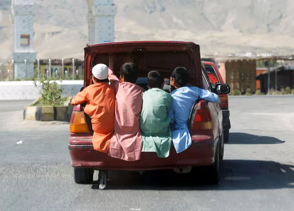 車のトランクに乗って移動する子どもたち(アフガニスタン) 車のトランクに乗って移動する子どもたち(アフガニスタン) - Sputnik 日本