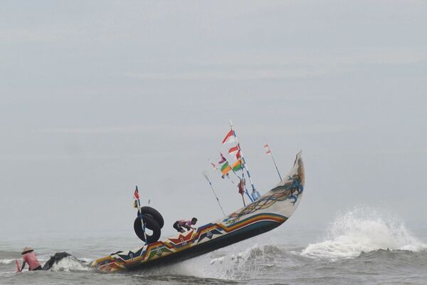 高波に襲われる釣り船（インドネシア、スマトラ島） - Sputnik 日本