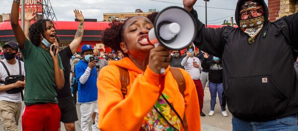 第3管区の警察署前で抗議するデモ参加者 第3管区の警察署前で抗議するデモ参加者 - Sputnik 日本