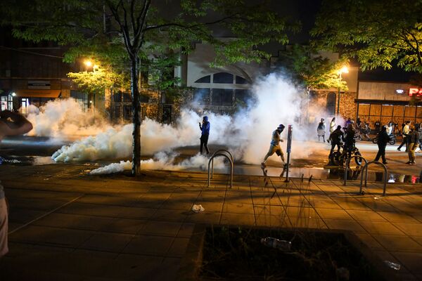 第3管区の警察署前に発射された催涙ガスを避けるデモ参加者 - Sputnik 日本