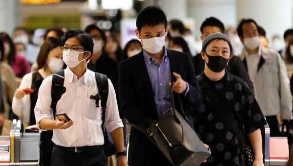Пассажиры в защитных масках в токийском метро, Япония - Sputnik 日本