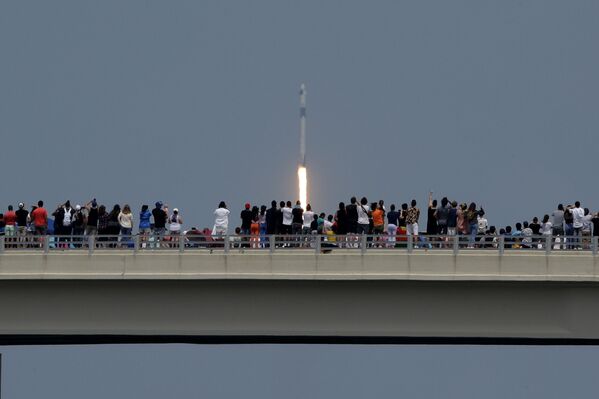 「クルードラゴン」打ち上げを見に集まった市民（米フロリダ州、ウィルソン島） - Sputnik 日本