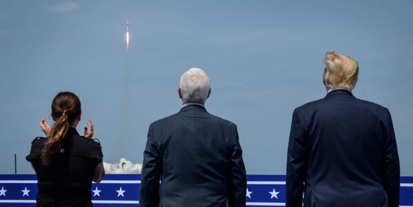 「クルードラゴン」の打ち上げを見守るトランプ大統領、ペンス副大統領、ペンス副大統領夫人 - Sputnik 日本